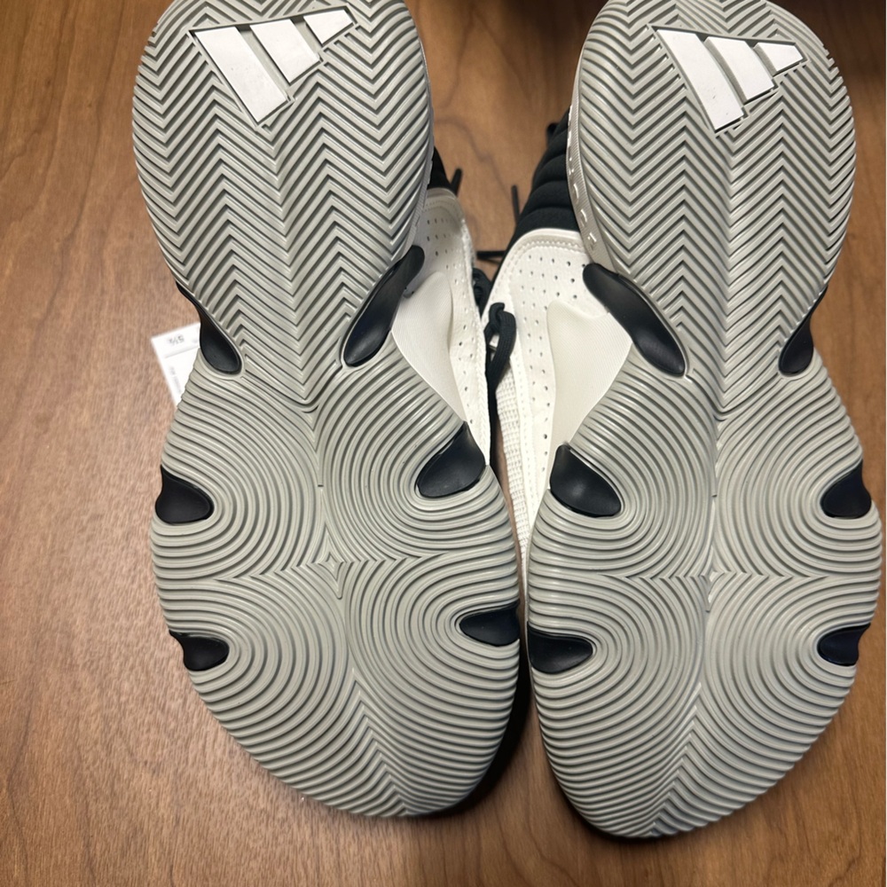 BNWT Addidas unisex Trae Unlimitedted basketball shoes. Men size 6, Women size 7 - Picture 2 of 5
